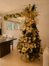 Cargar imagen en el visor de la galería, Arbolito Navideño en Renta – Estilo Black & Gold Luxury
