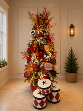 Cargar imagen en el visor de la galería, Arbolito Navideño en Renta – Estilo Polo Norte Cascanueces & Osos Rojos