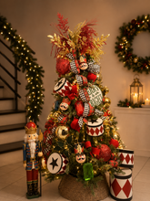 Cargar imagen en el visor de la galería, Arbolito Navideño en Renta – Estilo Merry & Bright Nutcracker Harlequin Staircase