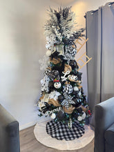 Cargar imagen en el visor de la galería, Arbolito Navideño en Renta – Estilo Black & White Love