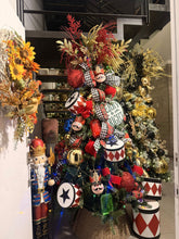 Cargar imagen en el visor de la galería, Arbolito Navideño en Renta – Estilo Merry & Bright Nutcracker Harlequin Staircase