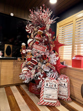 Cargar imagen en el visor de la galería, Arbolito Navideño en Renta – Estilo Gingerbread Street (Nevado)