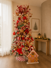 Cargar imagen en el visor de la galería, Arbolito Navideño en Renta – Estilo Gingerbread House Premium
