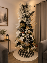 Cargar imagen en el visor de la galería, Arbolito Navideño en Renta – Estilo Black &amp; White Love
