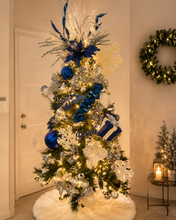 Cargar imagen en el visor de la galería, Arbolito Navideño en Renta – Estilo Royal Blue &amp; Silver Snowflake Elegance
