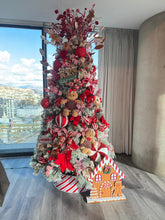 Cargar imagen en el visor de la galería, Arbolito Navideño en Renta – Estilo Gingerbread House Premium
