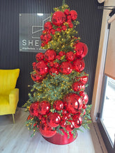 Cargar imagen en el visor de la galería, Arbolito Navideño en Renta – Estilo Red Balls Minimalist
