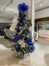 Cargar imagen en el visor de la galería, Arbolito Navideño en Renta – Estilo Volvo Suecia Car Tijuana Blue &amp; Silver Edition
