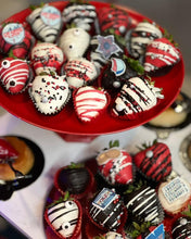 Cargar imagen en el visor de la galería, (6) Fresas cubiertas de chocolate
