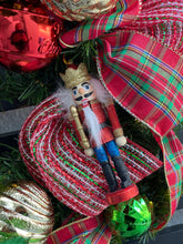 Cargar imagen en el visor de la galería, Cascanueces - Corona Navideña 🎄
