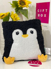 Cargar imagen en el visor de la galería, Cojin - Pingüino
